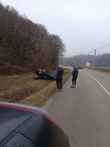  Auto završio na krovu 