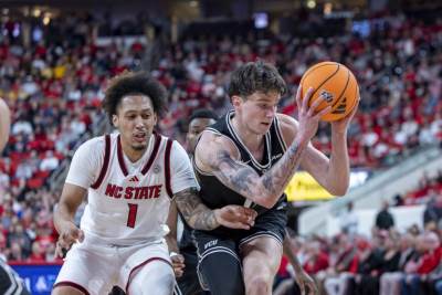  Srpski košarkaš Lazar Đoković igra koledž košarku 