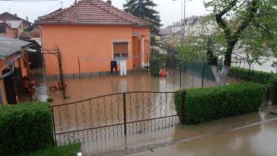  Maglaj: Žena s bebom na krovu čeka spas 