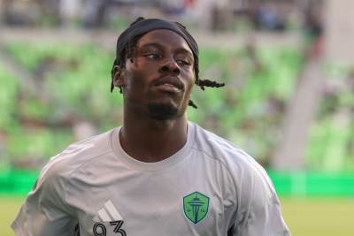  dzordzi minungu igra fudbal slijep na lijevo oko 