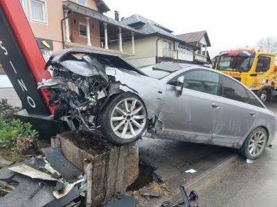  Nesvakidašnja saobraćajka: Automobilom se "popeo" na reklamnu konstrukciju, troje završilo u bolnici 