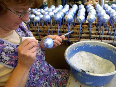  Gdje su nastale prve staklene kugle za jelku? 