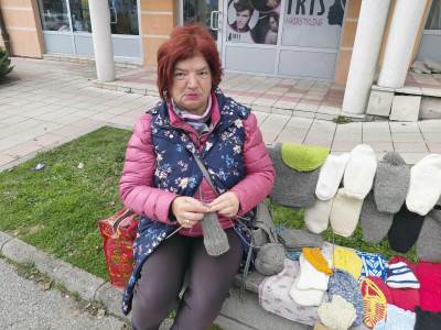  Čuvarke tradicije na ulicama Istočnog Sarajeva: Vrijedne pletilje prkose minusu i zaboravu 