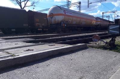  Pet vagona sa fosfornom kiselinom ispalo iz šina kod Niša 