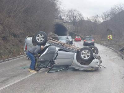  Automobil se prevrnuo na krov 
