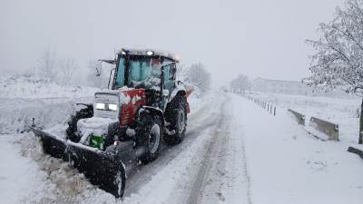  Snijeg pravi probleme u saobraćaju 
