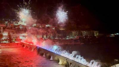  Vatromet i bakljada na starom mostu: Navijači Crvene zvezde iz Višegrada čestitali Dan Republike (FOTO/VIDEO) 