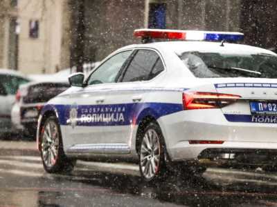  Djevojčice vukli na sankama zakačenim za auto 