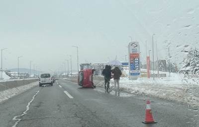  Nezgoda na brzoj cesti: Automobil završio na boku, policija reguliše saobraćaj 