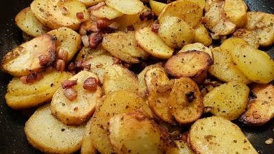  Pekarski krompir sa slaninicom i kobasicom 