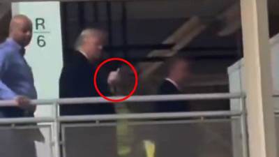  Tramp pokazao srednji prst radniku Forda 