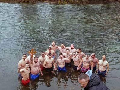  Ribnik tradicionalno obilježio Krstovdan: Aleksandar Radojičić prvi doplivao do Časnog krsta 