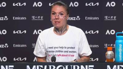  Oleksandra Olinikina na Australijan openu u majici sa porukom o Ukrajini 