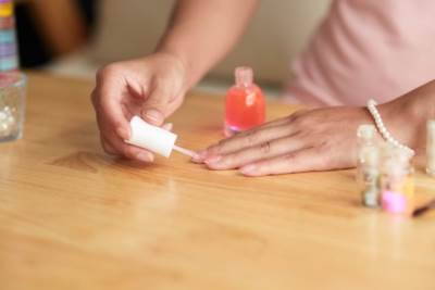  Najbolje boje lakova za žene preko 40 godina 