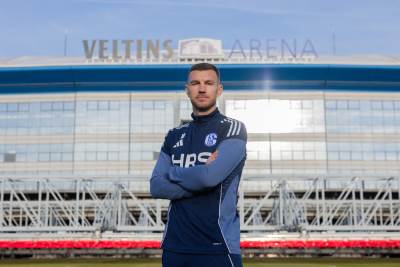  Edin Džeko na stadionu Šalkea. 