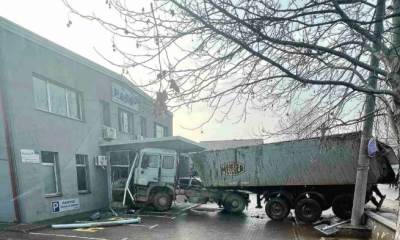  Šleper udario u upravnu zgradu preduzeća 