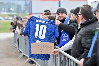  Navijač Šalkea sa dresom Edina Džeke 