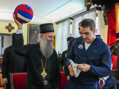  Patrijarh Porfirije sa vaterpolistima Srbije 