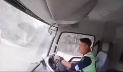  Indonezija: Vozač iskače iz kabine dok klizište guta sve pred sobom 