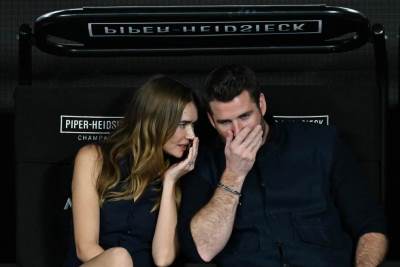  Glumac Lijam Hemsvort sa vjerenicom pratio Novakov meč i hvatao se za glavu 