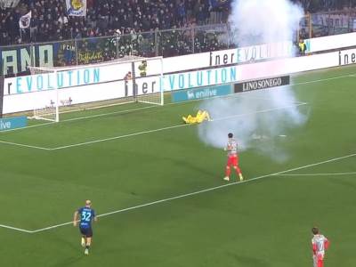  Navijači Intera bakljom pogodili golmana Kremonezea Emila Audera 