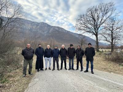  Povratnici u selu Kuti već pet dana blokiraju put investitoru 