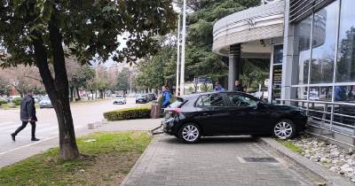  Automobilom udarila u zgradu Pošte 