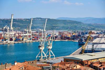  Koper: Sedam radnika otrovano gasom tokom pretovara goriva 