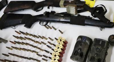  Arsenal oružja i droga u Lukavcu: Uhapšena jedna osoba, policija pronašla bacač, bombe i eksploziv (FOTO) 