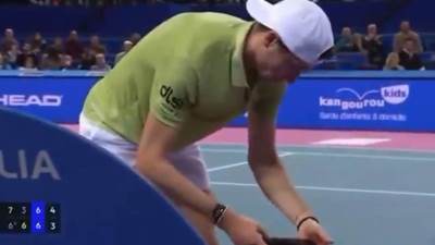  amber pogledao telefon i namjestio mec protiv manarina 