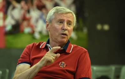  Vladimir Petrović Pižon zove navijače Crvene zvezde na stadion 