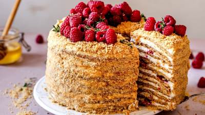  Medovik torta sa malinama 