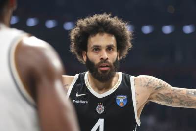  Dvejn Vašington kupio crvene patike 