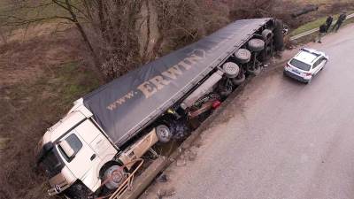 Saobraćajna nezgoda kod Čačka: Šleper sletio sa puta 
