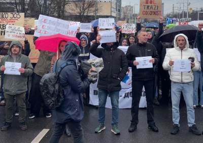  Treći dan protesta u Sarajevu: Ponovo blokiran saobraćaj, vozač tramvaja poručio da kolega nije kriv za nesreću 