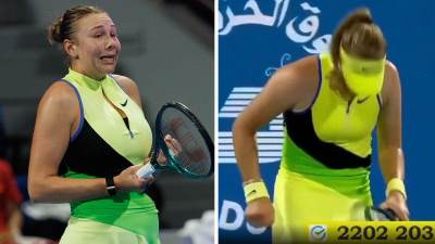  Amanda Anisimova tješi Miru Andrejevu 