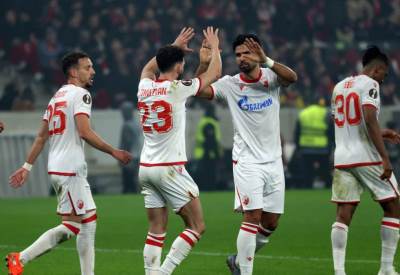  Navijači Lila protiv Crvene zvezde razvili transparent "Nema predaje" 