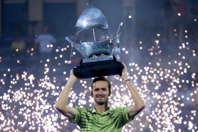  Danil medvedev zarobljen u dubaiju a igra turnir u sad 