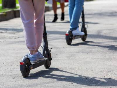  Električne trotinete u Sloveniji moći će da voze samo stariji od 15 godina 