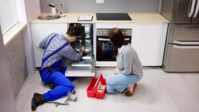  Majstor popravlja mašinu za pranje sudova 