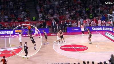  Crvena zvezda Bajern trojka Batlera sa pola terena  