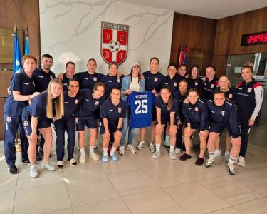  Fudbalerke Srbije donirale novac za liječenje Marije Vuković 