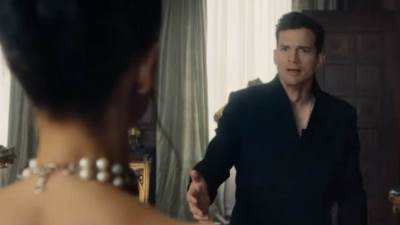  Snajka Viktorije Bekam golih grudi stala ispred Eštona Kučera 