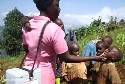  Medicinska sestra iz Ugande penje se uz 300 metara visoke ljestve da vakciniše djecu 