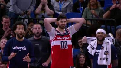  Tristan Vukčević u nevjerici jer je saigrač dao trojku 