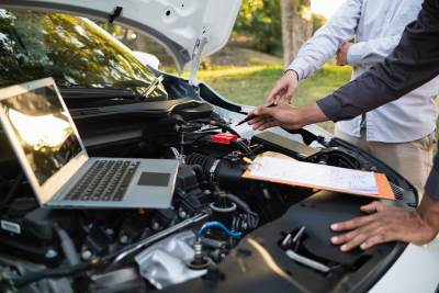  Detaljna inspekcija polovnog vozila pod podignutom haubom 
