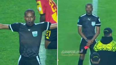  Sudija držao crveni karton i čekao da mu neko priđe 