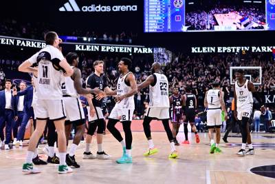  Đoan Penjaroja i Nik Kalates o utakmici Pariz Partizan  