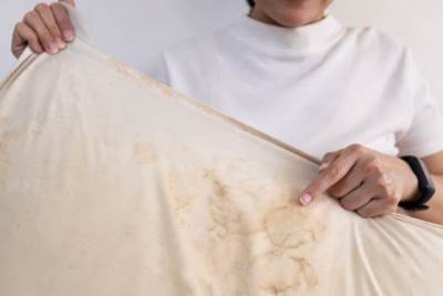  Kako ukloniti žute mrlje sa jastuka 