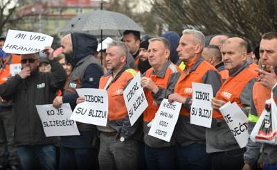  Stotine radnika zeničke Željezare pred zgradom institucija u Sarajevu 